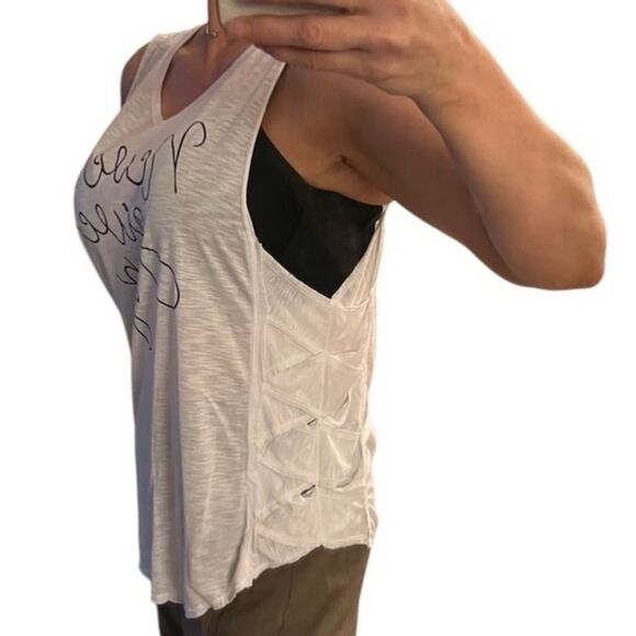 NWT Graphic “Never Give Up”Women's White Graphic Woven Side Tank Top L - Picture 2 of 8